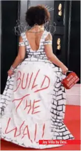  ??  ?? Joy Villa by Desi. El mensaje político que llevó Joy Villa a través de su vestido causó una gran polémica. JLO se llevó todas las miradas marcando tendencia con su gran capelina a tono.