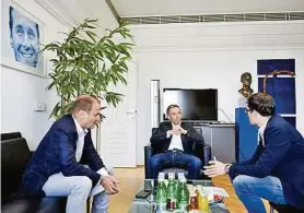  ??  ?? Kickl beim Interview mit Thomas Götz und Klaus Knittelfel­der im FPÖ-Klub