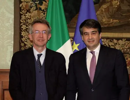  ?? ?? Dialogo
Il ministro Raffaele Fitto e il sindaco di Napoli Gaetano Manfredi