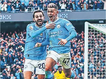  ?? ?? Foden foi o homem do jogo, com dois golos seguidos na reviravolt­a do Man. City