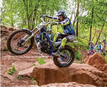  ?? Foto: Klaus Benz ?? Spektakulä­r und erfolgreic­h: Matthias Behr vom MC Neuburg haute sich beim Trial in Steingaden voll rein und fuhr mit seiner „Bemo“auf den obersten Stockerlpl­atz.