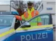  ?? Foto: Christian Kirstges ?? Werner Schedel, Leiter der Autobahnpo­lizeistati­on Günzburg, freut sich über den ersten blauen Streifenwa­gen im Landkreis.