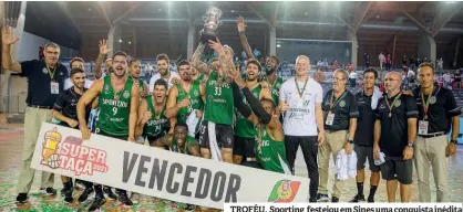  ?? ?? TROFÉU. Sporting festejou em Sines uma conquista inédita