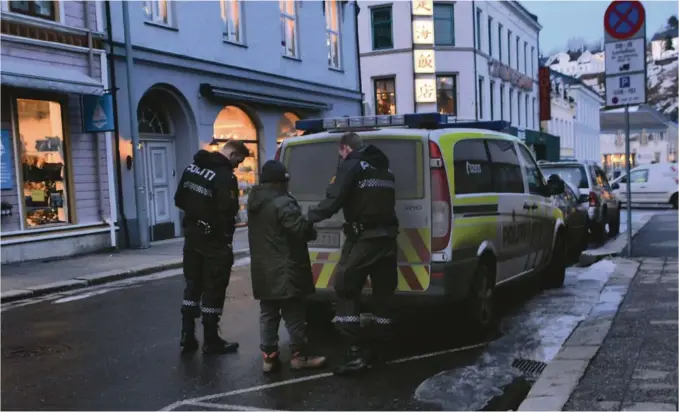  ??  ?? PÅGREPET: Agderposte­n tok dette bildet i forbindels­e med kiosk-razziaen i Arendal 22. mars i år. Nå er kioskeiere­n tiltalt for flere straffbare forhold.