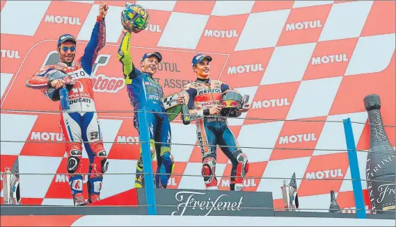  ?? FOTO: MOTOGP.COM ?? El podio del Gran Premio de Holanda de 2017 con el vencedor Rossi rodeado por Petrucci y Márquez Desde aquel 25 de junio ninguna Yamaha ha vuelto a ganar