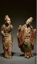  ??  ?? Rare ensemble de deux statuettes de boddhisatt­va debout en bois et traces de polychromi­e, Chine, Epoque MING (-). H. :  cm et  cm. Estimation :  /  €.