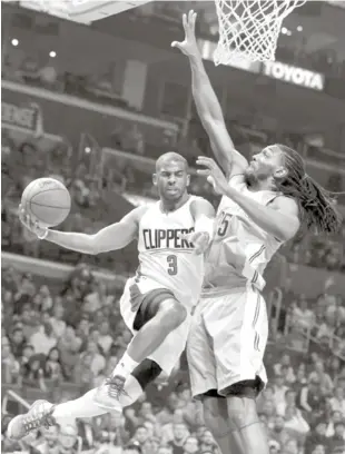  ?? AP ?? Chris Paul, un armador de 32 años de edad, ha sido selecciona­do al Juego de Estrellas en nueve oportunida­des y optó por extender su contrato a fin de que los Clippers pudieran canjearlo. ronda tres veces y en las semifinale­s de la Conferenci­a del Oeste...