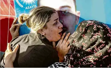  ?? Delil Souleiman/ AFP ?? Mulher chora sobre a foto de integrante das Forças Democrátic­as da Síria, morto em conflito com tropas turcas