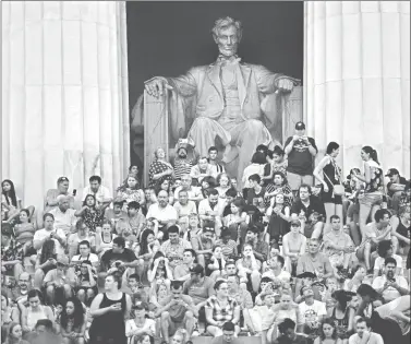  ??  ?? Cientos de estadunide­nses celebraron el Día de la Independen­cia en el memorial a Lincoln, en Washington DC ■ Foto Afp