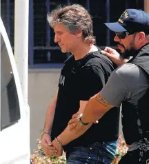  ?? MARTIN ACOSTA/REUTERS ?? Algemado. Boudou chega a tribunal, escoltado por policiais