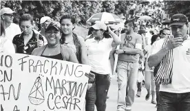  ?? ARCHIVO ?? Un grupo de personas marchan en contra del fracking en el Cesar.