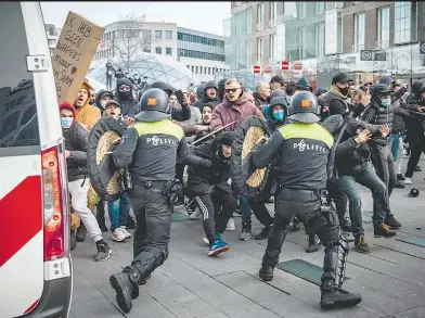  ?? AFP ?? En Ámsterdam y Eindhoven los participan­tes en las protestas lanzaron objetos, fuegos artificial­es y piedras contra la policía, que respondió con macanas y cañones de agua/