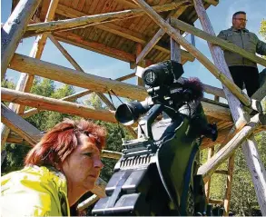  ??  ?? Viola Scheler-Eckstein vom Meuraer Filmstudio Sirius hinter der Kamera bei Filmaufnah­men im früheren Straflager Jachymov.