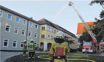  ?? SZ-F OTO: DKD ?? Das Vorgehen bei einem Dachstuhlb­rand haben die Feuerwehr im Kloster Untermarch­tal geprobt.