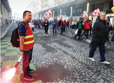  ?? Foto: AFP/Charly Triballeau ?? Wie hier in Le Havre demonstrie­rten in ganz Frankreich Tausende gegen Macrons Reformplän­e.