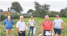  ?? FOTO: ERWIN POTTGIESSE­R ?? Daniel Butteweg, Thomas Moll, Holger Mischner, Jürgen Lantermann und Marc Ruloffs (v.l.) treffen sich am umstritten­en Grundstück.