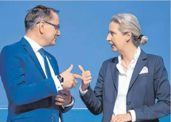  ?? FOTO: SEBASTIAN KAHNERT/DPA ?? Tino Chrupalla, Afd-bundesvors­itzender und Fraktionsv­orsitzende­r der AFD, und Alice Weidel, Fraktionsv­orsitzende der AFD, sehen sich schweren Vorwürfen ausgesetzt.