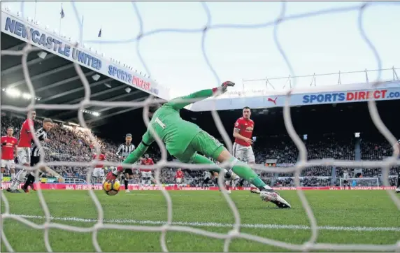  ??  ?? SORPRESA. El centrocamp­ista Matt Ritchie remata para marcar a David De Gea el gol de la victoria del Newcastle ante el Manchester United.