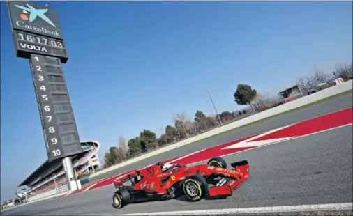  ??  ?? REFERENCIA. El Ferrari ha resultado el coche a seguir, en Montmeló hizo tandas largas y su alerón delantero llamó la atención.