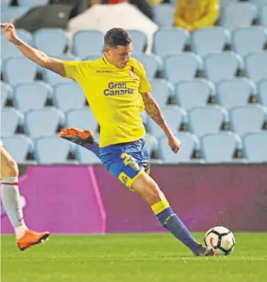  ??  ?? PRIMER GOL. En esta acción del Celta - Las Palmas logró anotar su tanto el tinerfeño Erik Expósito.