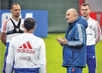  ?? /GETTY IMAGES ?? El técnico de Rusia, Stanislav Cherchesov, dialoga con sus jugadores.