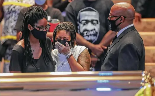  ?? Godofredo A. Vásquez / Staff photograph­er ?? Mourners from near and far pay tribute to George Floyd during a public visitation Monday at The Fountain of Praise church in Houston.