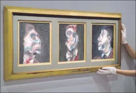  ??  ?? El tríptico de Francis Bacon, en el que retrató a George Dyer, será subastado por la casa de remates Sotheby’s. Esa obra del artista irlandés (en imagen de ayer, en Londres) no ha sido vista en público desde hace 50 años y se estima recaudar de 35 a 45...