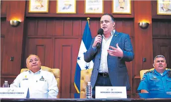  ??  ?? TRABAJO. El alcalde Armando Calidonio junto al secretario de Seguridad, Julián Pacheco, durante el acto donde se entregó la escritura pública del terreno donado.