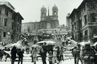  ??  ?? Neve d’epoca Anche 33 anni fa, nel 1985, Roma è stata coperta dalla neve: nella foto d’archivio piazza di Spagna innevata