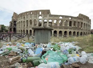  ??  ?? Immondizia Nella foto qui sopra un’immagine d’archivio del Colosseo, con i rifiuti abbandonat­i a poche centinaia di metri dall’Anfiteatro. A sinistra, invece, un topo nelle strade intorno a Castel Sant’Angelo