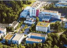 ?? Foto: Alexander Kaya ?? Aus drei mach eines: Ein modernes Krankenhau­s für den Landkreis Neu-Ulm zu bauen (hier die Uniklinik Ulm): Das wünschen sich viele Bürger.