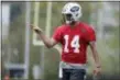  ?? JULIO CORTEZ — THE ASSOCIATED PRESS ?? Jets quarterbac­k Sam Darnold, who was selected third overall in the NFL draft, gestures as he works out during NFL rookie football camp on Friday.