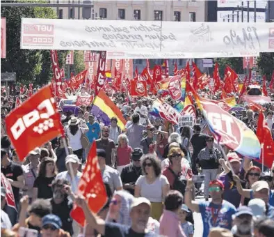  ?? J. J. GUILLÉN/ EFE ?? La manifestac­ión de ayer en Madrid, que reunió a 60.000 personas, 10.000 según la Delegación del Gobierno.