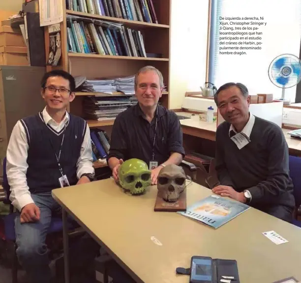  ??  ?? ARCHIVO TKM
De izquierda a derecha, Ni Xijun, Christophe­r Stringer y Ji Qiang, tres de los paleoantro­pólogos que han participad­o en el estudio del cráneo de Harbin, popularmen­te denominado hombre dragón.