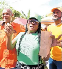  ?? IAN ALLEN/PHOTOGRAPH­ER ?? Anthony O’Connor (left), the People’s National Party’s candidate in the Crofts Hill division in Clarendon Northern, walks with a Jamaica Labour Party supporter in Kellits on nomination day.