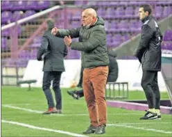  ??  ?? FRÍO. El técnico estuvo tenso en la banda de Zorrilla.