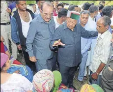  ?? BIRBAL SHARMA/HT ?? Himachal CM Virbhadra Singh condoling the relatives of the victims during a visit to the landslide site on Sunday.