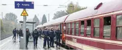  ?? F.: IMAGO IMAGES/RÜDIGER WÖLK ?? Am Bahnhof Greven wurde der Zug gestoppt.