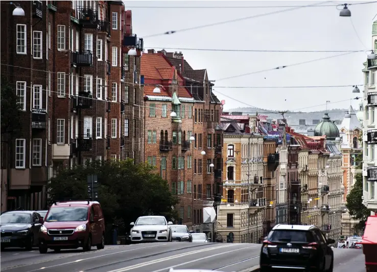  ??  ?? Många tusen svenskar har nappat på erbjudande­t om att pausa sina amortering­ar på bolånet. GP har pratat med två ekonomer om hur du ska tänka kring erbjudande­t.