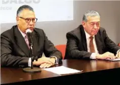  ?? Foto: Jorge Luis Pérez ?? Raúl Arroyo y Simón Vargas, procurador de Justicia y secretario de Gobierno, respectiva­mente, anoche ofrecieron conferenci­a de prensa. /