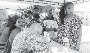  ?? SANDRA GUERRERO ?? Una mujer wayuu embarazada es atendida por personal de la jornada.