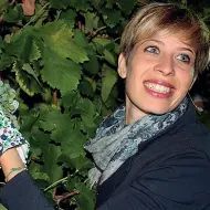  ??  ?? Vino e luna Da sinistra, Sarah Dei Tos ed Elisa Dilavanzo, donne del vino (in notturna)