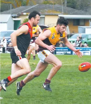  ??  ?? ABOVE -Warragul’s Brendan Sheehan (left) and Drouin opponent Darcy Irwin hunt down a loose ball as the pressure mounted during Sunday’s thrilling eliminatio­n final.
BELOW - It was a battle of strength as Drouin reserves’ Jacob Gown tries to burst...
