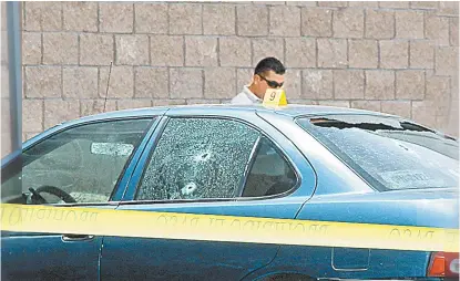  ??  ?? El comunicado­r fue baleado cuando llegaba en su vehículo a una tienda acompañado de su esposa.