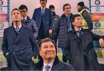  ?? GETTY ?? In primo piano, Zhang Jindong, 54, azionista di maggioranz­a dell’Inter. A destra il figlio Steven, 26