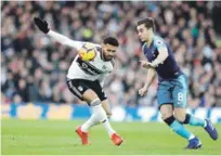  ?? AP ?? Cyrus Christie, del equipo Fulham´ se disputa el balón con Harry Winks, del Tottenham.