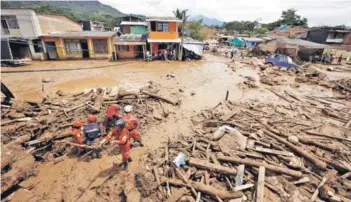  ?? FOTO: AP ?? ►► Rescatista­s buscan sobrevivie­ntes en Mocoa, al sur de Colombia, ayer.