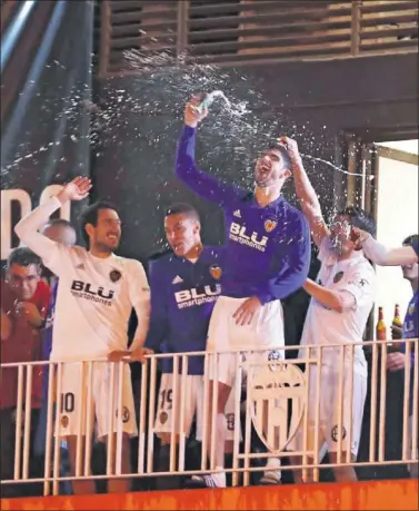  ??  ?? VALORADOS. Guedes, Rodrigo y Parejo, en el balcón de Mestalla.