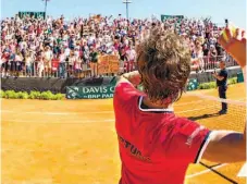  ??  ?? João Sousa festeja com os muitos portuguese­s presentes em Viana