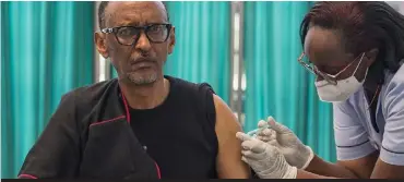  ??  ?? President Kagame receiving the vaccine in a hospital in the capital Kigali